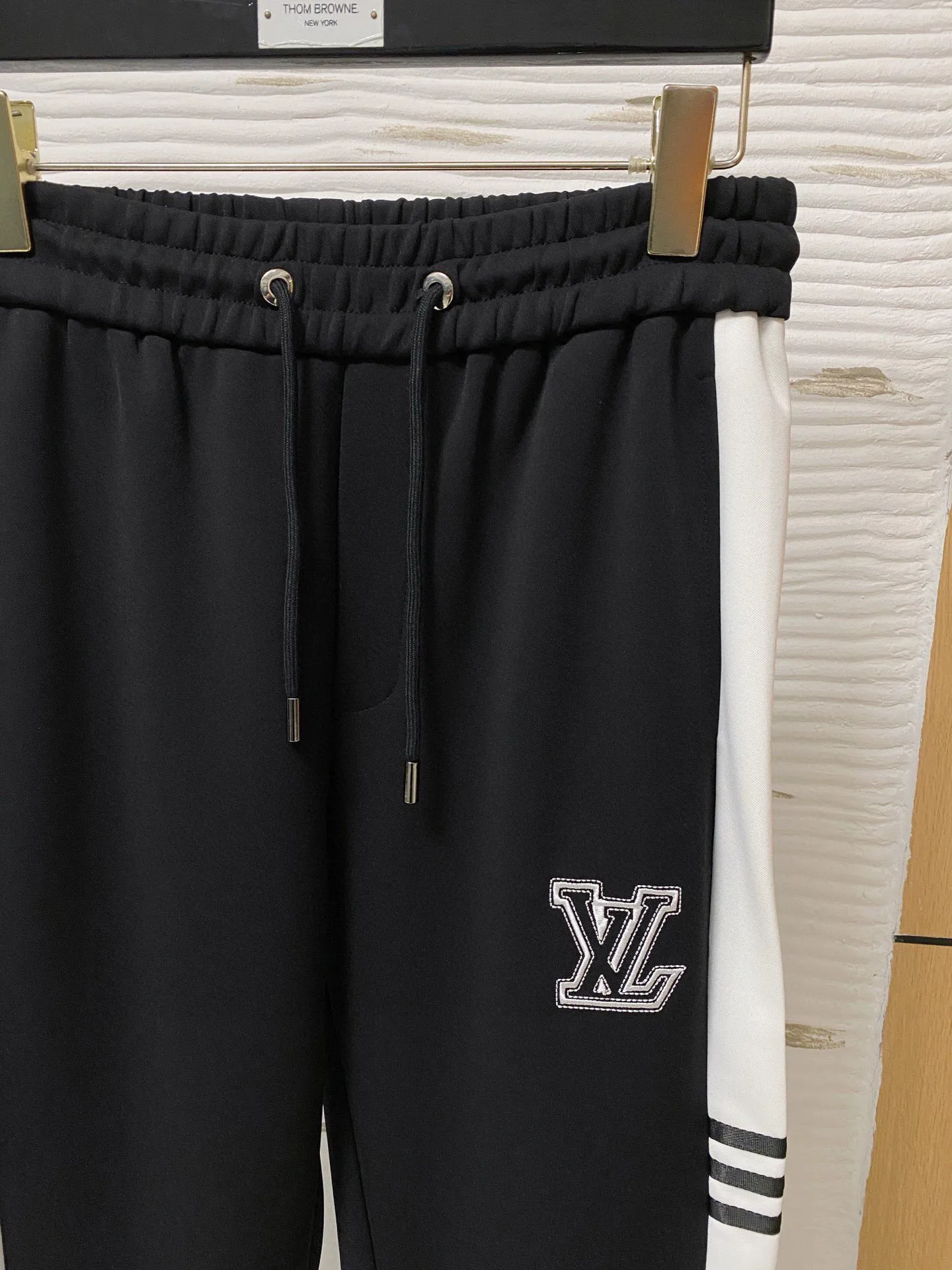 🅿️720 [LV Louis Vuitton] hot-selling suit is coming. Focus on the original version of the official website. 2025 new hot-selling cardigan and sweatshirt suit. The original order is the best. 🇭🇰The meticulous work of top designers. It has a fitting and perfect upper body effect. All-natural high-quality Tencel Roman cotton 100%, close-fitting comfort, noble and elegant! Original hardware embodies elegance and nobility! Counter size: M-3XL (maximum wear up to 190 pounds)